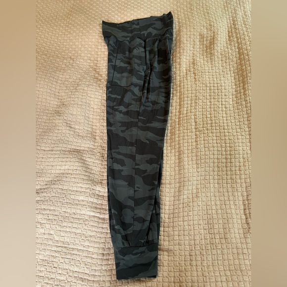 ATHLETA SALUTATION HIGH RISE JOGGER IN CAMO PRINT WOMEN’S SIZE XS - Picture 6 of 10